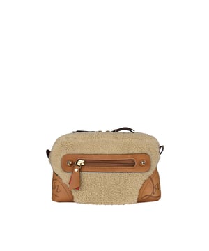 Riñonera Christian Louboutin en shearling beige.Bolsillo delantero con cierre de cremallera en piel camel.Inserciones de piel camel en los extremos con logotipo.Cierre de cremallera.Cinturón ajustable con logotipo rojo.Dimensiones: alto 13 cm x ancho 20 cm x fondo 8 cm.Made in Italy.