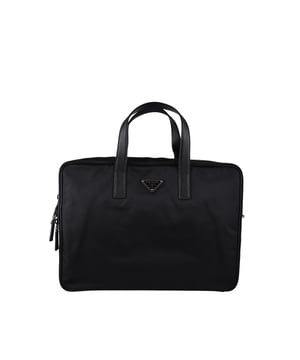 Zwarte Prada re-nylon aktetas.Driehoekig metalen logo op de voorkant.Saffiano lederen handvat.Twee hoofdopeningen met ritssluiting.Verstelbare en afneembare schouderriem.Afmetingen: 28 x 40 x 7 cm.Gemaakt in Italië.