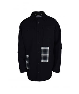 Abrigo negro Off-White.Parche con estampado de cuadros negros, grises y blancos. Cierre con botones.Logotipo blanco en la parte superior de la espalda.80% de lana.