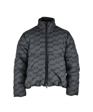 Chaqueta acolchada de plumón gris oscuro de Balenciaga.Monograma Balenciaga en toda la chaqueta de plumón.Cuello alto.Cremallera principal.Dos bolsillos laterales con automáticos.Mangas largas.