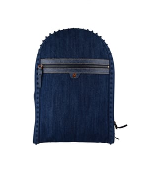 Mochila Christian Louboutin Backparis Miss Denim en tejido vaquero azul marino.Bolsillo delantero plano con cierre de cremallera en el centro.Logotipo CL rojo en la parte delantera.Ribete de goma azul con detalle de tachuelas en relieve.Espalda roja con rejilla negra.Correas negras ajustables con logotipo.Cierre principal con cremallera.Dimensiones: fondo 12 cm x alto 45 cm x ancho 30 cm.Made in Italy.