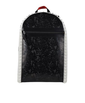 Mochila Christian Louboutin Backparis de piel blanca y negra.Estampado discreto en toda la bolsa.Inserciones de piel lisa blanca.Bolsillo delantero plano con cierre de cremallera en el centro.Ribete de goma blanca con detalle de tachuelas en relieve.Espalda roja con malla blanca.Correas negras ajustables con logotipo.Cierre principal con cremallera.Dimensiones: fondo 12 cm x alto 45 cm x ancho 30 cm.Made in Italy.