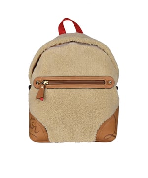 Mochila Christian Louboutin de shearling beige.Bolsillo delantero con cremallera en piel camel en el centro.Inserciones de logotipo en piel camel en los laterales de la mochila.Correas rojas ajustables.Cierre principal de cremallera.Dimensiones: fondo 10 cm x alto 30 cm x ancho 25 cm.Made in Italy.