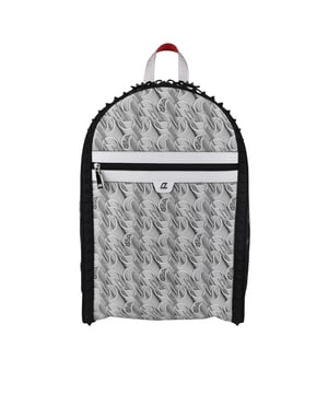 Mochila Christian Louboutin Backparis en piel granulada blanca y negra.Monograma estampado en toda la mochila.Inserciones de piel lisa blanca.Bolsillo delantero plano con cierre de cremallera en el centro.Ribete de goma negra con detalle de tachuelas en relieve.Espalda roja con malla blanca.Correas negras ajustables con logotipo.Cierre principal con cremallera.Dimensiones: fondo 12 cm x alto 45 cm x ancho 30 cm.Made in Italy.