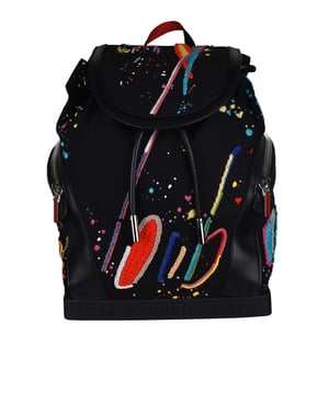 Christian Louboutin Explorafunk-rugzak van zwarte stof en leer.Veelkleurige geborduurde letters.Zijzakken met ritssluiting aan de buitenkant.Rubberen logo-inzet aan de onderkant van de tas.Magnetische sluiting met zwarte banden.Rode achterkant met zwarte mesh.Verstelbare zwarte logobandjes met studsdetails.Afmetingen: diepte 13 cm x hoogte 40 cm cm x breedte 32 cm.Gemaakt in Italië.