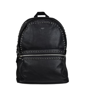 Mochila Wilmer Jimmy Choo en piel granulada negra.Logotipo de Jimmy Choo en relieve en la parte delantera.Estrellas metálicas alrededor de la bolsa.Gran bolsillo con cremallera en la parte delantera.Tirantes negros ajustables.Dimensiones: fondo 12 cm x alto 43 cm x ancho 31 cm.Made in Italy.