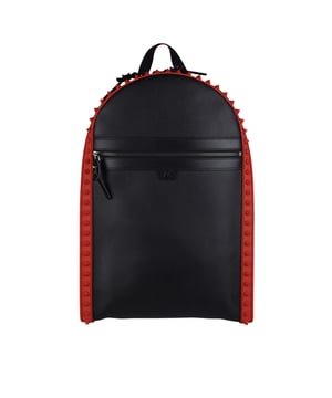 Backparis Christian Louboutin Rucksack aus schwarzem, genarbtem Leder.Flache Vordertasche mit Reißverschluss in der Mitte.Rote Gummikonturen der Tasche mit geprägten Nietendetails.Rote Rückseite mit schwarzem Netz.Schwarze, verstellbare Riemen mit Logo.Hauptverschluss mit Reißverschluss.Maße: Tiefe 12 cm x Höhe 45 cm x Breite 30 cm.Made in Italy.