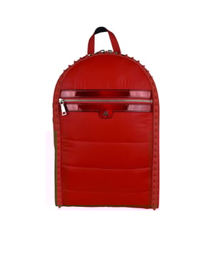 Mochila Christian Louboutin Backparis de nailon rojo.Bolsillo delantero plano con cremallera y detalle metálico en el centro.Contorno de la mochila en goma roja con detalles del logotipo y tachuelas en relieve.Correas rojas ajustables con logotipo.Espalda de malla blanca.Doble cremallera principal.Dimensiones: fondo 12 cm x alto 42 cm x ancho 27 cm.Made in Italy.