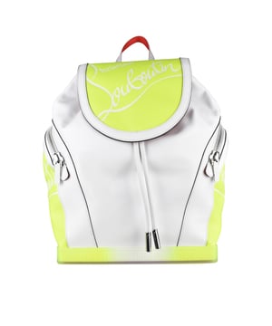 Mochila Explorafunk de Christian Louboutin.En piel de becerro blanca con detalles amarillos y rojos.Adornada con la púa característica de la marca. Correas negras ajustables.Bandolera ajustable y dos asas de hombro.Cierre magnético.Gran bolsillo interior con cremallera.2 bolsillos exteriores con cremallera.Fondo de goma.Dimensiones: 26 x 21 x 10 cm.