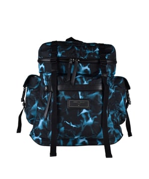 Wixon Jimmy Choo-rugzak in turkooisblauw en zwart nylon.Tie Dye-effect.Label met logo op de voorkant.Zwarte banden met clips.Groot hoofdvak met ritssluiting. Voorvak met ritssluiting.Twee zijvakken met clipsluiting.Onderkant van de tas van zwart kalfsleer.Zwarte verstelbare bandjes.Zwart lederen details.Afmetingen: diepte 12 cm x hoogte 28 cm x breedte 35 cm.Made in Italy.