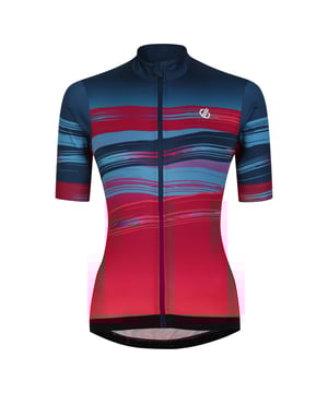 De Dare 2b Stimulus Jersey. Deze fietstrui voor dames zit boordevol functies om je fris te houden: hij droogt snel, voert vocht af naar de oppervlakte en heeft een natuurlijke antibacteriële geurbestrijdende behandeling. Het is ergonomisch ontworpen voor comfort in het zadel. De doorlopende ritssluiting maakt hem gemakkelijk draagbaar. Afgewerkt met reflecterende technologie. Materiaal: 100% polyester. Ref: DWT756TLQ.