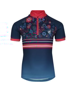De Dare 2b Speed Up II Jersey. Het fietsshirt voor kinderen zit boordevol eigenschappen om ze fris te houden, het voert vocht af naar de oppervlakte en stoot geurveroorzakende bacteriën af. De ritssluiting van 1-4 is geweldig voor de luchtstroom. Afgewerkt met zakken op de rug. Materiaal: 100% polyester. Ref: DKT453USI.