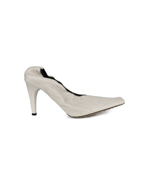 Witte Bottega Veneta Crunch pumps.Getextureerd kalfsleer.Vierkante neus.Elastische kraag.9 cm bedekte naaldhak.Leren en rubberen zool.Gemaakt in Italië.