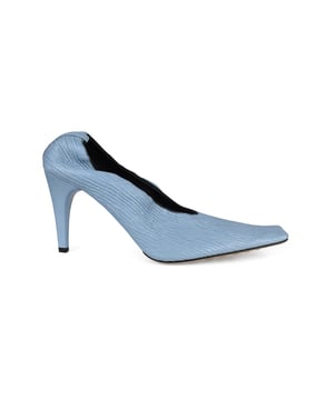 Zapatos de tacón Bottega Veneta Crunch azul cielo.Piel de becerro texturizada.Puntera cuadrada.Cuello elástico.Tacón de aguja cubierto de 9 cm.Suela de cuero y goma.Made in Italy.