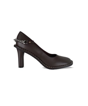 Zapatos de tacón Ryder en marron de Stella McCartney.Fabricados en VEGEA, piel vegana.Icónica cadena Falabella de latón reciclado plateado.Puntera cerrada, redondeada y angulosa.Costuras blancas.Tacón grueso de 8,5 cm.Made in Italy.