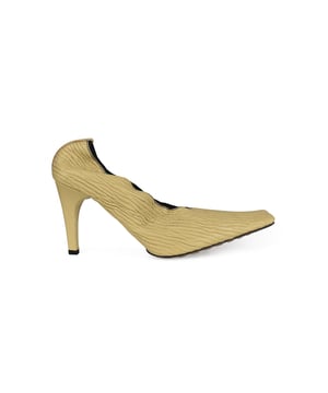 Zapatos de tacón Bottega Veneta Crunch en amarillo mostaza.Piel de becerro texturizada.Puntera cuadrada.Cuello elástico.Tacón de aguja cubierto de 9 cm.Suela de cuero y goma.Made in Italy.