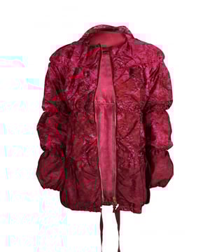 Rood Moncler jack.Rode en roze patronen.Verstevigd op verschillende niveaus.Ritssluiting.Buitenkant: 100% nylon.Binnenkant: 100% zijde.