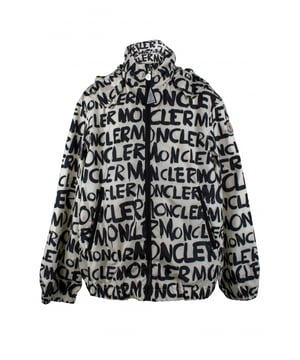 Witte waterdichte jas met capuchon van polyamide.Marineblauwe 'Moncler'-inscripties over het geheel.Elastische taille en manchetten.Logopatch op de schouder.Zijzakken met ritssluiting.Ritssluiting.Gemaakt in Italië.