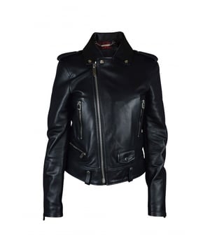 Chaqueta perfecta Philipp Plein en piel negra.Cremalleras plateadas en la parte delantera, puños y laterales y en los bolsillos.Interior en estampado rojo.Placa de PP en la parte trasera.100% cuero.Made in Italy.
