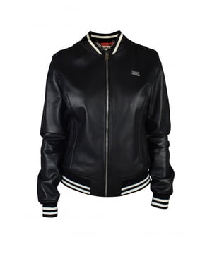 Cazadora bomber Philipp Plein de piel negra con cierre de cremallera.Gomas elásticas negras con bandas blancas en cintura, puños y cuello.Interior rojo con corazones y rosas.Placa con logo de PP en la parte delantera.Logotipo gris en la espalda.Bolsillos en la parte delantera.100% cuero.Made in Italy.