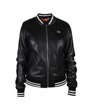 Cazadora bomber Philipp Plein de piel negra con cierre de cremallera.Gomas elásticas negras con bandas blancas en cintura, puños y cuello.Interior rojo con corazones y rosas.Placa con logo de PP en la parte delantera.Logotipo blanco en la espalda.Bolsillos en la parte delantera.100% cuero.Made in Italy.