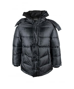 Chaqueta de plumón de poliéster negra de Balenciaga.Logotipos impresos tono sobre tono.Cierre con cremallera y botones automáticos.Bolsillos laterales con automáticos.Puños elásticos.Logotipo blanco en la parte posterior del cuello.Capucha desmontable.Cordón de ajuste en la parte inferior.Made in Italy.