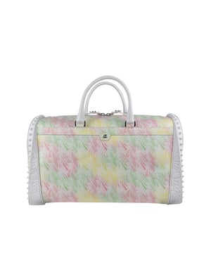 Bolso de viaje Sneakender de Christian Louboutin en piel blanca.Estampado en tonos verdes, amarillos y rojos.Logotipo de goma blanca con tachuelas en relieve en los laterales.Discreto logotipo metálico en el centro delantero.Dos asas de piel blanca.Bandolera desmontable.Cremallera de doble sentido.Cierre de cremallera en la parte trasera.Medidas: ancho 50 cm x alto 28 cm x fondo 27 cm.Modelo grande.Made in Italy.