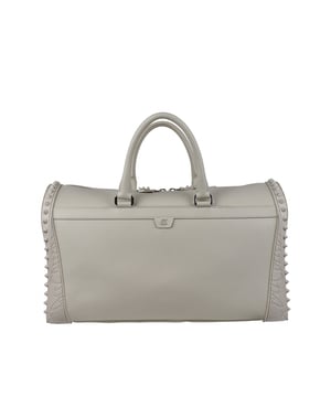 Bolso de viaje Christian Louboutin Sneakender de piel blanca.Inserto de goma blanca con logotipo y tachuelas en relieve en los laterales.Discreto logotipo metálico en el centro delantero.Dos asas de piel blanca.Bandolera extraíble.Cremallera de doble sentido.Cierre de cremallera en la parte trasera.Medidas: ancho 45 cm x alto 25 cm x fondo 21 cm.Modelo pequeño.Made in Italy.