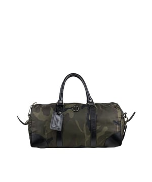Bolsa de viaje Philipp Plein de nailon caqui.Estampado con motivos militares.Asas y extremos de piel negra.Parche central con logotipo.Bandolera negra extraíble.Cierre de cremallera.Medidas: ancho 56 cm x alto 31 cm x ancho 32 cm.