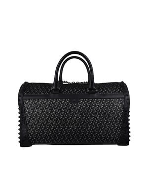 Christian Louboutin Sneakender Reisetasche aus schwarzem Leder.Monogrammdruck auf der gesamten Tasche.Schwarzer Logoeinsatz aus Gummi mit erhabenen Nieten an den Seiten.Diskretes Metall-Logo in der Mitte auf der Vorderseite.Zwei Griffe aus schwarzem Leder.Abnehmbarer Schulterriemen.Verschluss mit Zwei-Wege-Reißverschluss.Maße: Breite 45 cm x Höhe 25 cm x Tiefe 23 cm.Made in Italy.