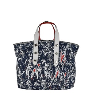 Bolso tote Christian Louboutin Frangibus en tejido azul oscuro.Pequeños lunares blancos por todo el bolso.Dos asas de piel blanca adornadas con 3 tachuelas plateadas.Borde superior realzado con flecos.  Manchas de pintura roja en la parte delantera.Inscripción: «From Christian Louboutin with love».Pequeño bolsillo interior de piel.Dimensiones: 36 cm x 48 cm x 20 cm.