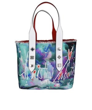 Bolso tote mediano Christian Louboutin Frangibus de lona.Estampado tie and dye azul y morado.Inscripción impresa en blanco:  From Christian Louboutin with love .Dos asas de piel blanca adornadas con 3 tachuelas de metal plateado.Borde superior con flecos.  Inserciones de piel blanca en el borde inferior.Pequeño bolsillo interior.Cierre con botón magnético.Dimensiones: 30 cm x 45 cm x 20 cm.Made in Italy.
