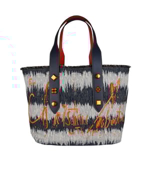 Bolso tote mediano Christian Louboutin Frangibus en tejido vaquero azul.Inscripción bordada en naranja:  From Christian Louboutin with love .Rayas en diferentes tonos de azul.Dos asas de piel azul adornadas con 3 tachuelas de metal naranja.Borde superior con flecos.  Inserciones de piel en los bordes.Pequeño bolsillo interior.Dimensiones: 28 cm x 45 cm x 20 cm.Made in Italy.