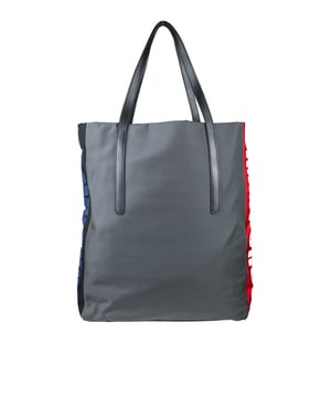 Bolso tote Jimmy Choo en tejido de nailon gris.Termina con una franja roja y blanca con el logotipo.Extremos con franja negra y azul con el logotipo.Correas de cuero negro.Dimensiones: 40 x 40 x 10 cm.Made in Italy.