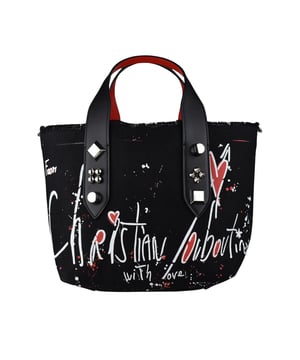 Kleine Frangibus-Tasche von Christian Louboutin aus schwarzem Stoff.Zwei Henkel aus schwarzem Leder mit 3 silberfarbenen Nieten verziert.Oberer Rand durch Fransen hervorgehoben. Weiße und rote Farbkleckse auf der Vorderseite.Schriftzug: „From Christian Louboutin with love“.Kleine Innentasche aus Leder.Abnehmbarer Schulterriemen.Maße: 21 cm x 23 cm x 15 cm.Made in Italy.