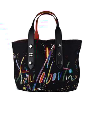 Bolso tote mediano Christian Louboutin Frangibus en tejido negro.Dos asas de piel negra adornadas con 3 tachuelas plateadas.Borde superior realzado con flecos.Efecto mancha de pintura multicolor en la parte delantera.Inscripción bordada: «From Christian Louboutin with love».Pequeño bolsillo interior de piel.Dimensiones: 27 cm x 44 cm x 18 cm.
