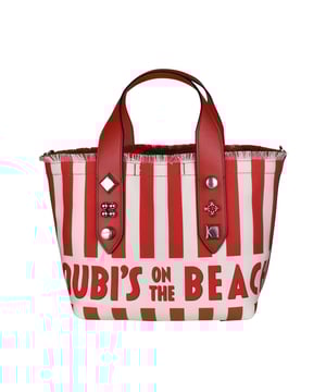 Bolso tote pequeño Frangibus Christian Louboutin de tela blanca con rayas rojas.Inscripción roja  Loubi's on the beach  impresa en la parte inferior delantera del bolso.Logotipo rojo impreso en la parte inferior trasera del bolso.Dos asas de piel roja adornadas con 3 tachuelas plateadas.Borde superior realzado por flecos.  Inserciones de cuero rojo bajo los bordes.Pequeño bolsillo interior.Bandolera desmontable.Dimensiones: 22 cm x 27 cm x 14 cm.Made in Italy.