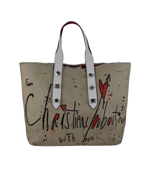 Bolso tote Frangibus Christian Louboutin en tejido beige.Dos asas de cuero blanco adornadas con 3 tachuelas plateadas.Borde superior subrayado por flecos.Efecto manchas de pintura negra y roja en el frente.Escritura:  De Christian Louboutin con amor .Pequeño bolsillo interior de piel.Dimensiones: 34 cm x 53 cm x 20 cm.