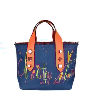 Bolso tote pequeño Christian Louboutin Frangibus en tejido azul vaquero.Dos asas de piel naranja adornadas con 3 tachuelas plateadas.Borde superior realzado con flecos.  Efecto mancha de pintura rosa y naranja en la parte delantera. Estampado amarillo, rosa y naranja:  From Christian Louboutin with love .Inserciones de cuero naranja en los bordes.Pequeño bolsillo interior.Bandolera bicolor extraíble.Dimensiones: 22 cm x 27 cm x 14 cm.