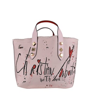 Bolso tote pequeño Christian Louboutin Frangibus en tejido rosa.Dos asas de piel adornadas con 3 tachuelas doradas.Borde superior realzado con flecos. Manchas de pintura roja y negra en la parte delantera.Inscripción: «From Christian Louboutin with love».Pequeño bolsillo interior de piel.Bandolera desmontable.Dimensiones: 22 cm x 27 cm x 14 cm.Made in Italy.