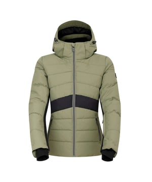 De Dare 2b x Swarovski Glacial Jacket is gemaakt van geavanceerde waterdichte en ademende stof en houdt je onder alle omstandigheden droog en comfortabel. De gerecyclede high-warmth padding isolatie, warme manchetten aan de binnenkant van de mouwen en het fleece rugpand zorgen voor superieure warmte op de piste. Deze waterdichte ski-jas voor dames is ontworpen voor het gemak van de skiër en heeft een zakje voor skipassen in de binnenvoering en een vaste sneeuwvanger met gelgrip. De afneembare capuchon met verstellers biedt bedekking op maat. De ritssluiting met metaaleffect middenvoor, voorzien van een binnenrits en kinbeschermer, zorgt ervoor dat er geen vocht doorkomt. Voor een vleugje luxe zijn de badge en ritstrekkers gedetailleerd met Swarovski-kristallen, zodat je opvalt op de piste. Materiaal: 100% Polyester (Gerecycled). Ref: DWP6021A9.