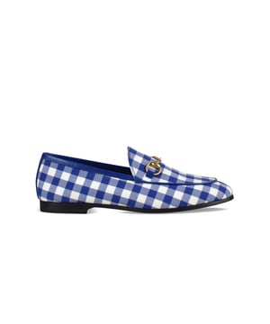 Loafers van Gucci-stof.Elektrisch blauw en wit ginghampatroon.Goudkleurig voorstuk.Afgeronde neus.Gemaakt in Italië.