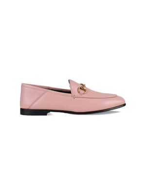 Mokassins aus puderrosa Leder von Gucci.Vergoldete Kandare auf der Vorderseite.Abgerundete Spitze.Made in Italy.