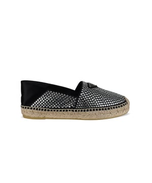 Alpargatas Prada de lona negra.Adornadas con cristales brillantes.Logotipo metálico triangular en la parte delantera.Suela de cuerda y goma de 2 cm.