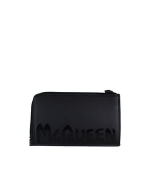 Tarjetero negro de Alexander McQueen en piel de cordero.Logotipo negro de la firma en contraste en la parte delantera.Ranuras para tarjetas de crédito.Una ranura central con cremallera.Tamaño: 13 cm x 8 cm.100% cuero.Made in Italy.