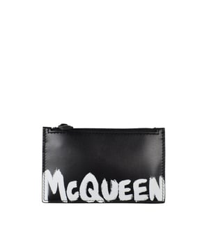 Tarjetero negro de Alexander McQueen en piel de cordero.Logotipo de la firma en blanco en contraste en la parte delantera.Ranuras para tarjetas de crédito.Una ranura central con cremallera.Tamaño: 13 cm x 8 cm.100% cuero.Made in Italy.
