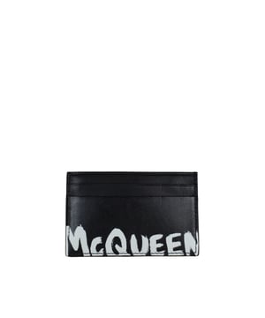 Tarjetero de piel de cordero negra de Alexander McQueen.Logotipo de la firma en blanco en contraste en la parte delantera.Ranuras para tarjetas de crédito y una ranura central.Tamaño: 10 cm x 8 cm.100% cuero.Made in Italy.