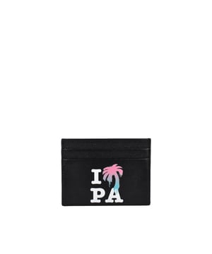 Tarjetero Palm Angels de piel granulada negra.Estampado blanco en la parte delantera  I Love PA .Palma de grafito rosa y azul en la parte delantera.Ranuras para tarjetas de crédito y ranura central.100% piel.Made in Italy