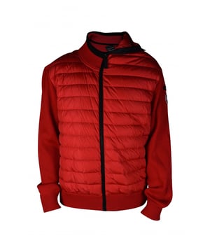 Rote Daunenjacke Y/Project Canada Goose.Aus zwei Materialien gefertigt.Daunen aus Federn auf der Vorderseite.Mesh-Effekt an den Ärmeln und am Rücken. Versetzter Kragen.Reißverschluss auf der Vorderseite.Lange Ärmel.Gepolstertes Design.Gerippter Rand.Aufgenähter Logo-Patch auf dem linken Ärmel.Zwei seitliche Eingrifftaschen.