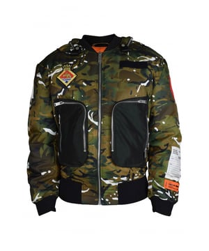 Chaqueta bomber Heron Preston.Patrón de camuflaje caqui.Elásticos negros en cintura y puños.Bolsillos laterales con cremallera negra.Gran parche de bolsillo negro en la espalda.Forro naranja.Made in Italy.